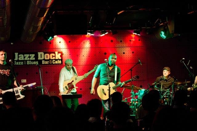 Džeza mūziķis Adriano Trindade.
Autors:  adrianotrindade.net.