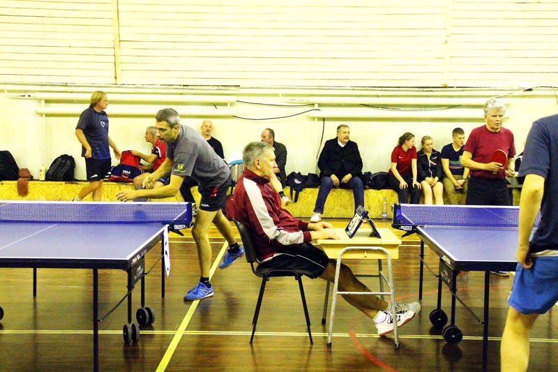 Galda tenisa sacīkstes aizvada Uldis Neimanis (no kreisās) un Aivars Kamols. Tiesā Vilnis Gailums (vidū). 
Autors: Uldis Varnevičs