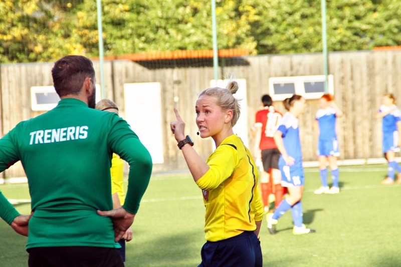 Futbola tiesneses brīdinājums trenerim par skaļiem komentāriem: «Ja es vēlreiz atnākšu, tu aiziesi!»
Autors: Uldis Varnevičs