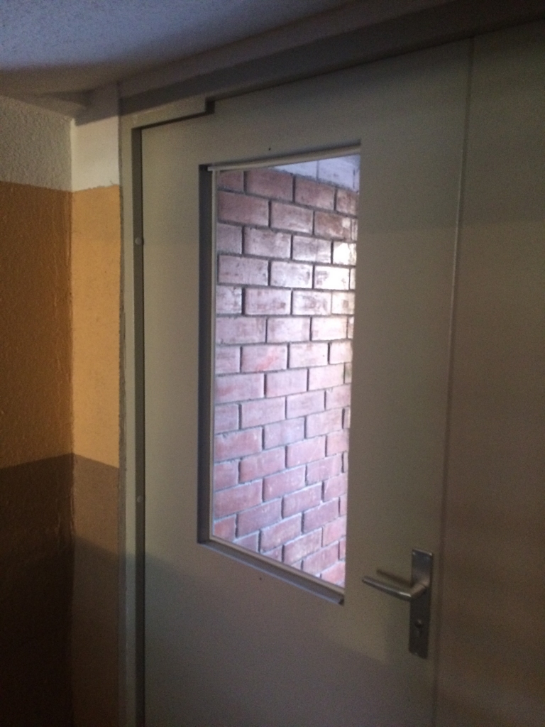 Salātu ielas 20. namā jau izsists ārdurvju stikls. 
Autors: No albuma.