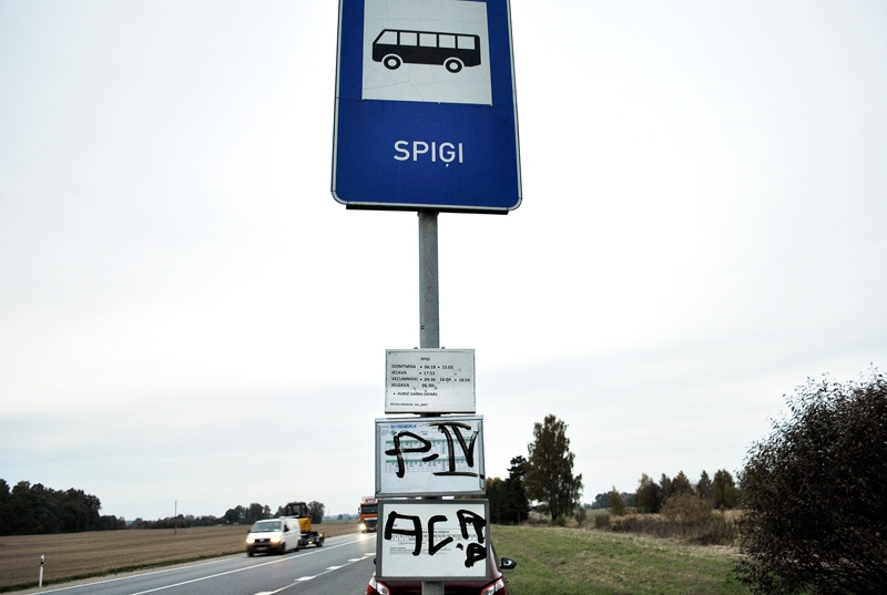 Iepriekš bojātais autobusu saraksts pieturā Spiģi Codes pagastā, kas tagad jau nomainīts pret pareizu un salasāmu reisu grafiku.
Autors: Māris Krūmiņš