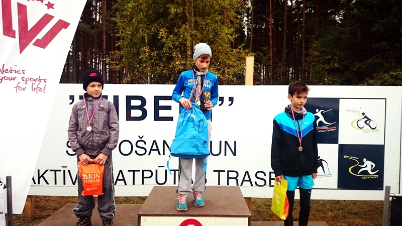 Uz goda pjedestāla Gints Zilpuris (no kreisās) un Arvis Sūna. 
Autors: no R. Maķevica albuma