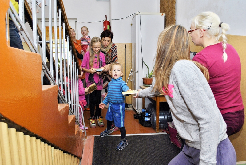 Ceraukstieši, liels un mazs, otrdien, 27. oktobrī veidoja grāmatu draugu ķēdi, palīdzot uz bibliotēkas jaunajām telpām nogādāt bērnu literatūras izdevumus.
Autors: Ivars Bogdanovs