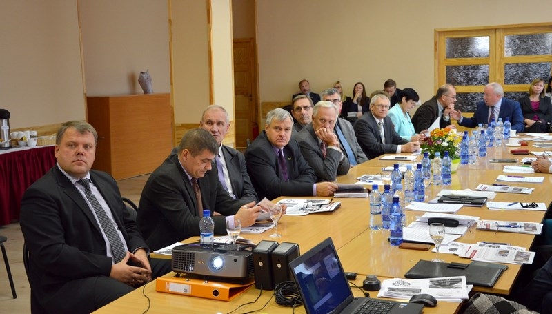 Zemgales plānošanas reģiona attīstības padomes sapulcē novadu vadītāji nosaukuši prioritāros reģiona ceļu posmus, kurus nepieciešams sakārtot. 
Autors: plavinunovads.lv