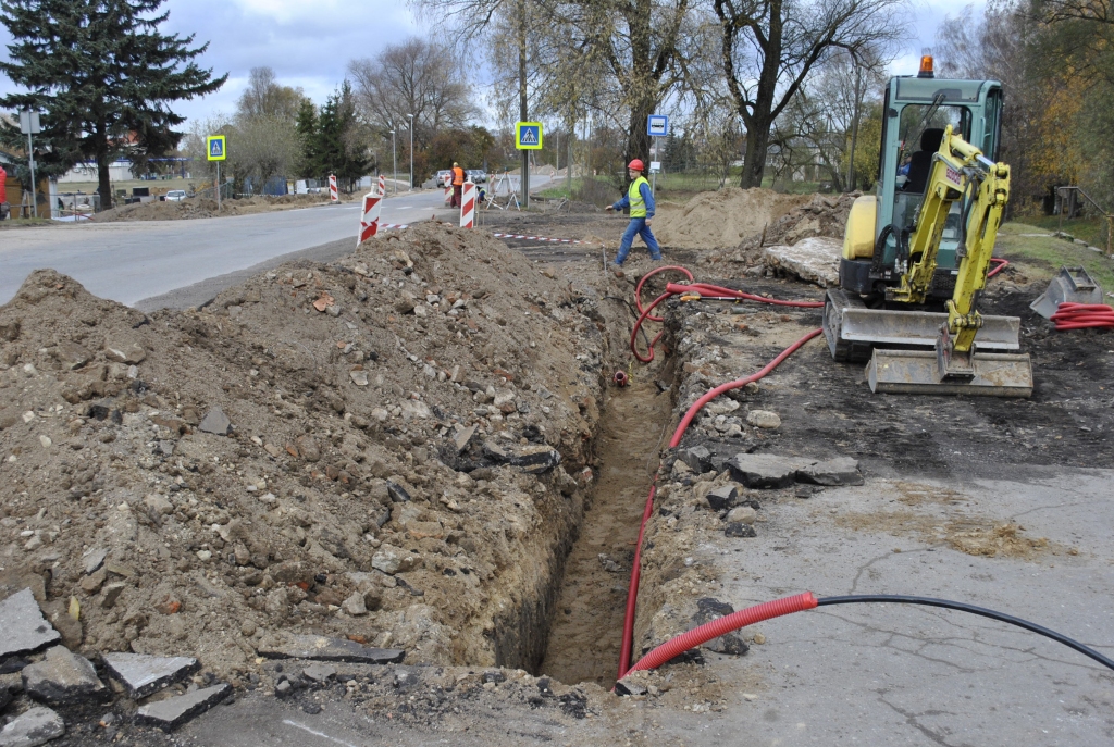 Gājēju celiņa uz Rītausmām izbūve tikusi līdz laukumam pretim bijušā uzņēmuma «Bauskas piens» teritorijai. 
Autors: Ivars Bogdanovs
