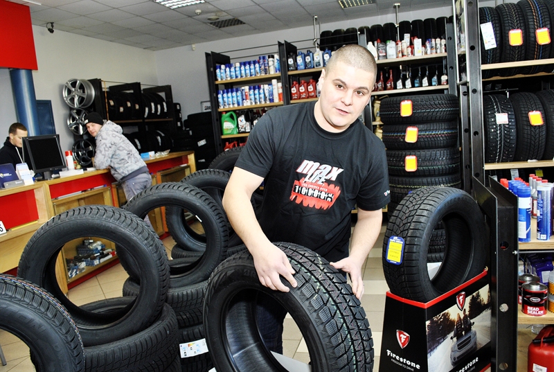 Raitis Zeņuks, klientu apkalpošanas konsultants, rāda jaunāko ziemas riepu modeli. 
Autors: Ivars Bogdanovs