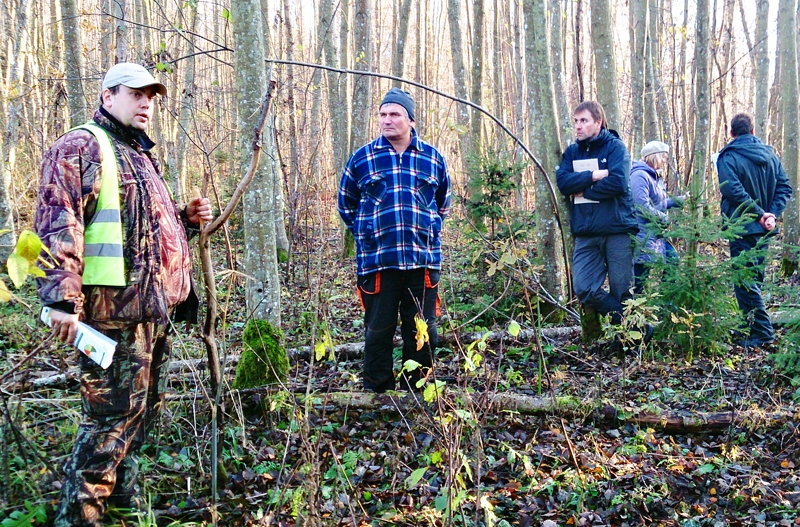 Raimonds Mežaks, «Pūpolu» saimnieks (no kreisās), kopā ar semināra dalībniekiem novērtē vēja postījumus.
Autors: no PDF albuma