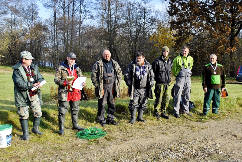 Līdaku copēšanas sacensību dalībnieki. Uzvarētājs Elgars Prikulis – otrais no kreisās. 
Autors: Ivars Bogdanovs