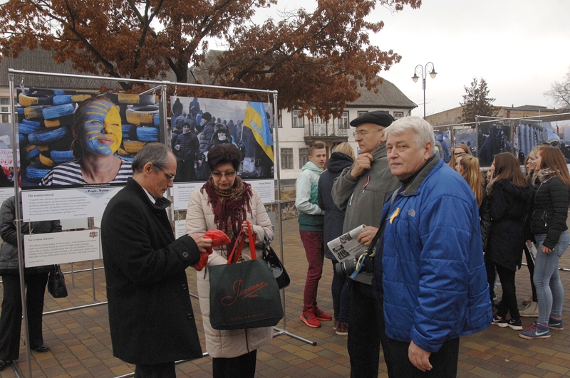 Fotogrāfiju izstādes «Maidana cilvēki» atklāšanā Bauskā bija ieradies tās autors Sergejs Meļņikovs (no labās), kā arī fonda «Duša Ukraini» («Ukrainas dvēsele») vadītājs Genādijs Koroļovs (no kreisās) un Jelgavas ukraiņu biedrības vadītāja Tatjana Lazda.

Autors: Ivars Bogdanovs