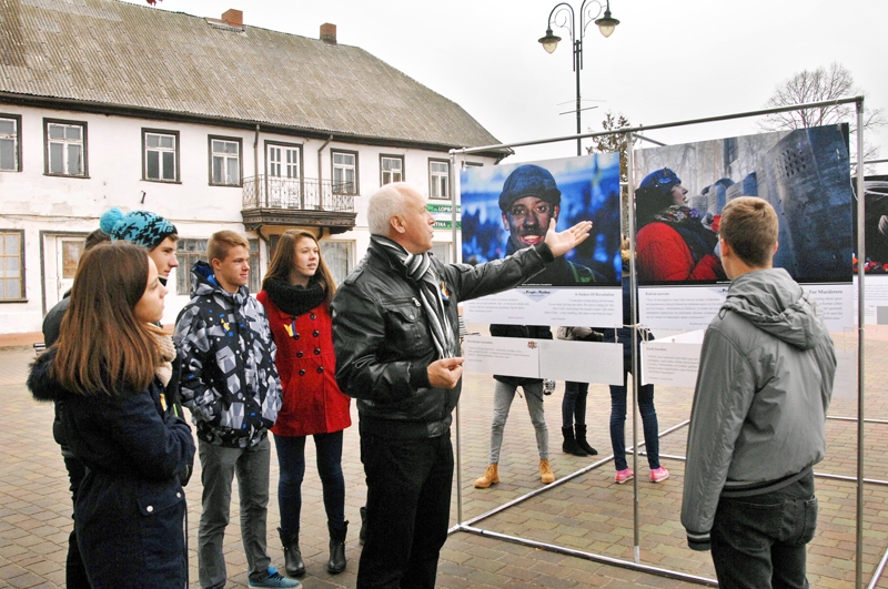 Fotogrāfiju izstādi «Maidana cilvēki» vieni no pirmajiem apskatīt bija ieradušies Bauskas pilsētas pamatskolas audzēkņi un viņu vēstures pedagogs Dainis Cipulis.
Autors: Ivars Bogdanovs