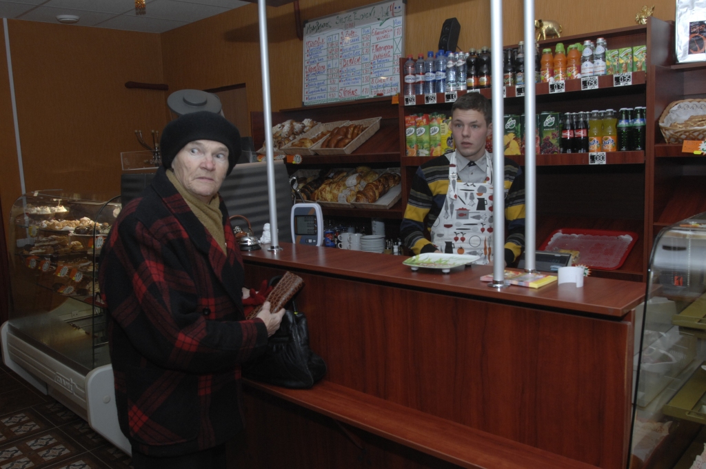 Baušķeniece Velta Grosberga pārliecināta, ka uzņēmējam Vitālijam Mahļiņecam bizness jaunatvērtajā kafejnīcā sekmēsies. 

Autors: Ivars Bogdanovs