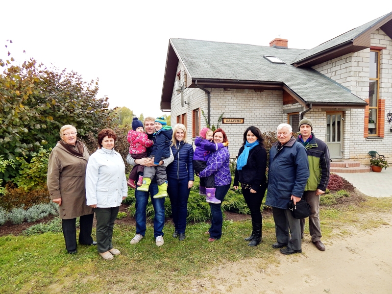 «Baltiņu» zemnieku saimniecībā. Centrā Mārtiņš Pētersons ar dzīvesbiedri un bērniem un Sandra Marcinkēviča ar meitu. 
Autors: Lolita Silakaktiņa