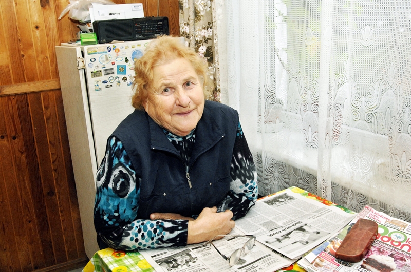 Jubilāre Mirta Celmiņa ik dienu pēc labi padarīta darba atpūšas, klausoties radio un lasot avīzi.
Autors: Ivars Bogdanovs