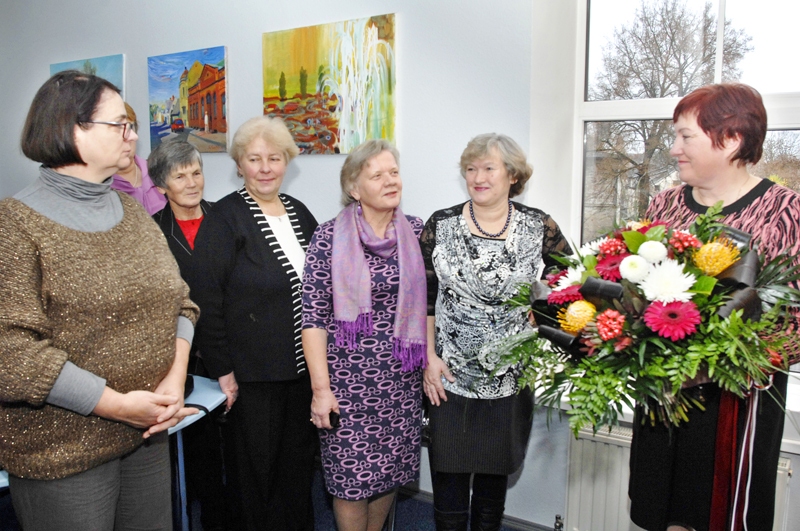 Raimondu Ribikausku (no labās) ar valsts apbalvojumu sveica Eleonora Maisaka, ..., Olga Kaņepa, Inga Celma un citas biedrības «Apvārsnis» dalībnieces.
Autors: Ivars Bogdanovs