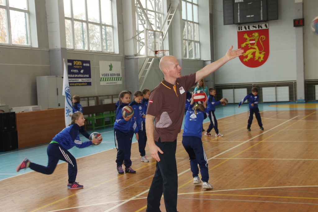 Mārtiņš Rubenis vadīja sporta nodarbību 3.a klasei. 
Autors: Uldis Varnevičs