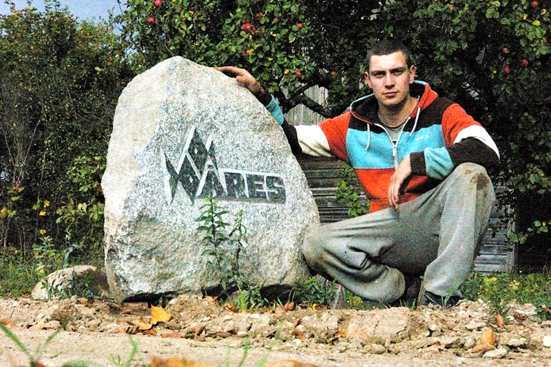 Reinis Martinsons ar paša apstrādātu akmeni.
Autors: no R. Martinsona albuma. 