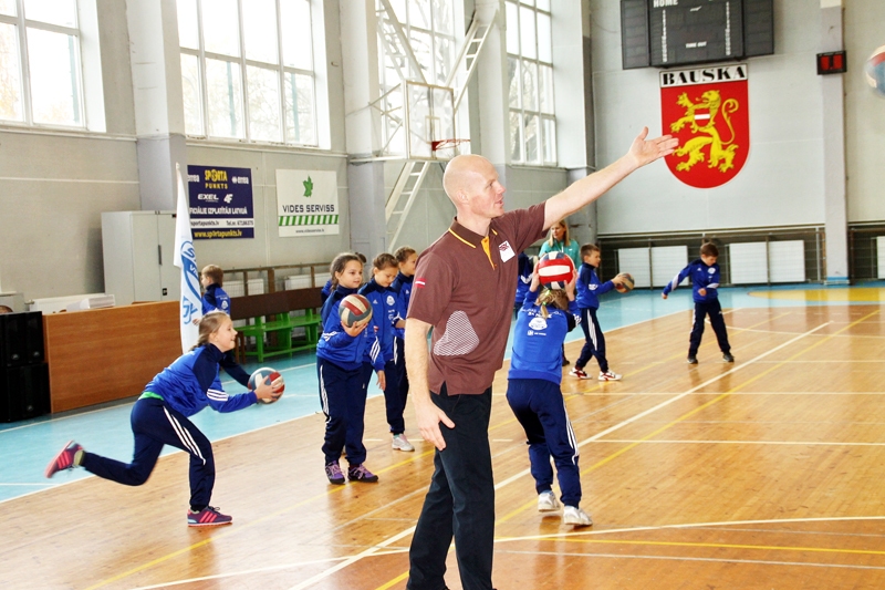 Mārtiņš Rubenis vadīja sporta nodarbību Bauskas sākumskolas 3.a klasei.
Autors: Uldis Varnevičs