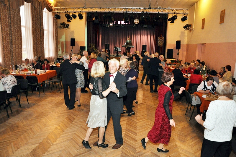 Pēcpusdiena aizritēja priecīgās sarunās un dejās. Lustīgu balles mūziku spēlēja Ilmārs Miķelsons.
Autors: Žanna Zālīte