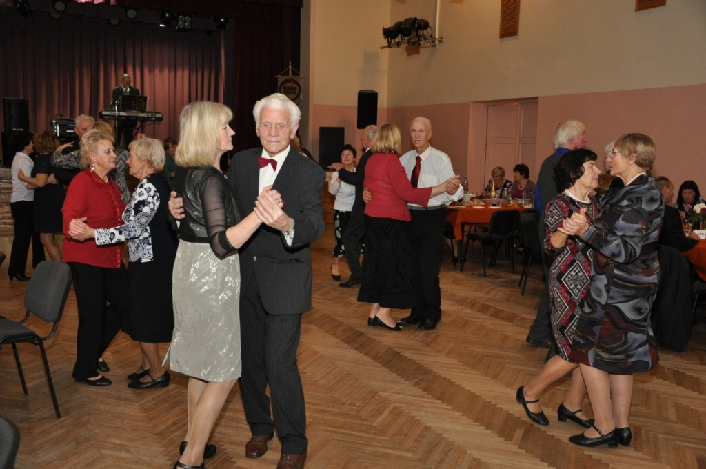 7. novembra pēcpusdiena aizritēja priecīgās sarunās un dejās. Lustīgu balles mūziku spēlēja Ilmārs Miķelsons.
Autors: Žanna Zālīte