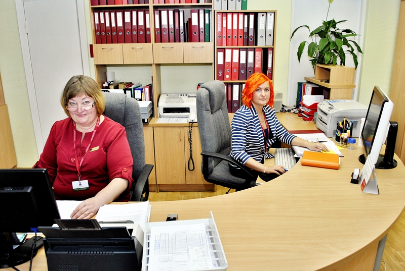 Vienotais klientu apkalpošanas centrs darbojas Rundāles novada domes kancelejā. Iedzīvotājus te apkalpo kancelejas vadītāja Santa Švāģere (no labās) un lietvede Inese Skujiņa. 
Autors: Ivars Bogdanovs