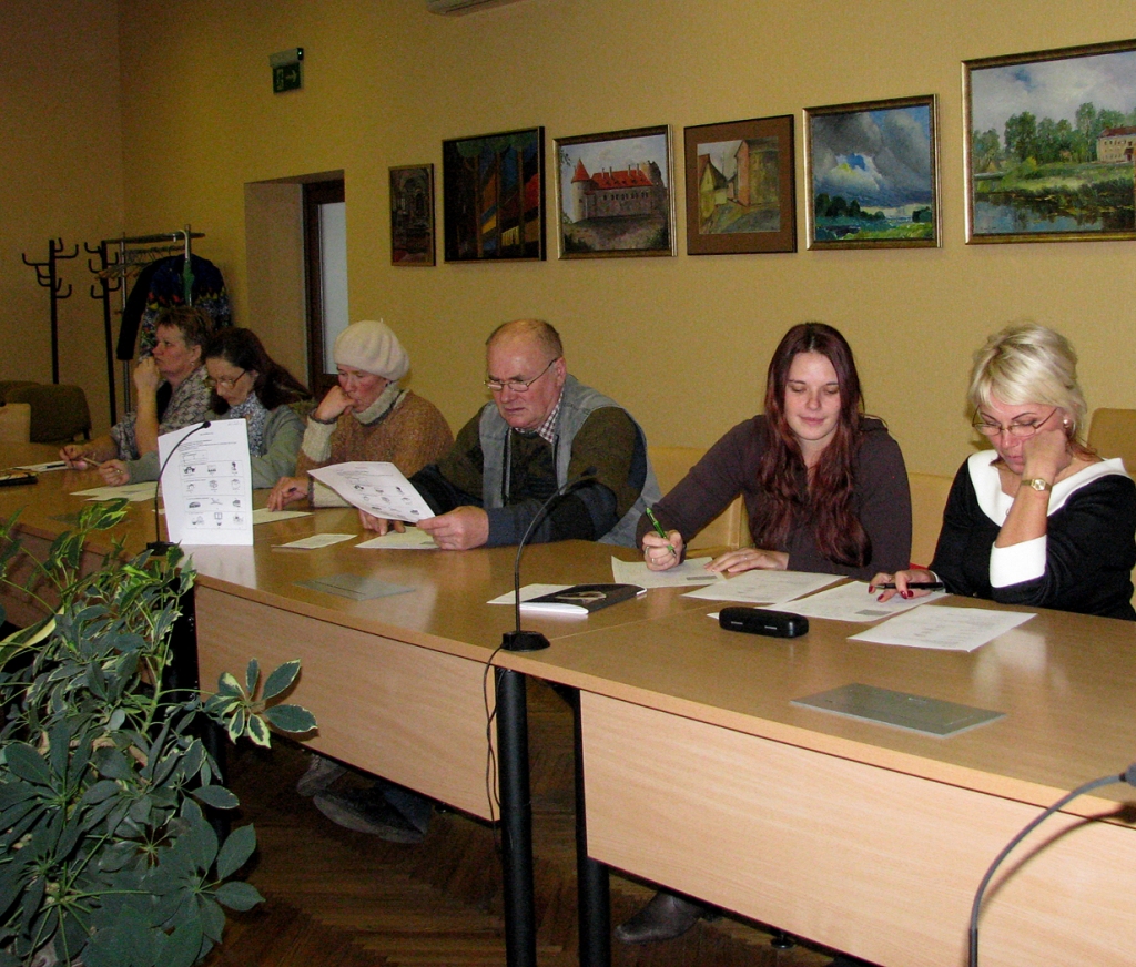 Latvijas pilsonības pretendenti seminārā pārbauda savas zināšanas, lai varētu kārtot eksāmenu pilsonības iegūšanai. 
Autors: Vilnis Auzāns