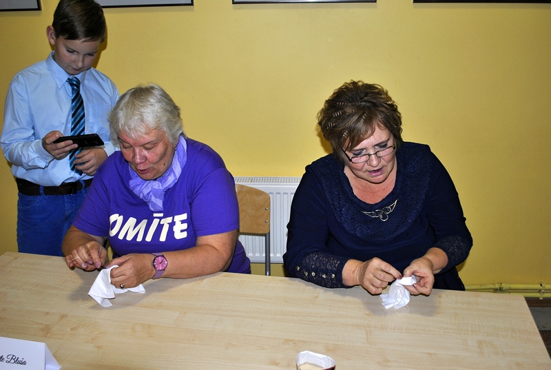 Konkursā «Supervecmāmiņa» šo titulu ieguva Mārīte Bluša (no kreisās).
Autors: Māris Krūmiņš