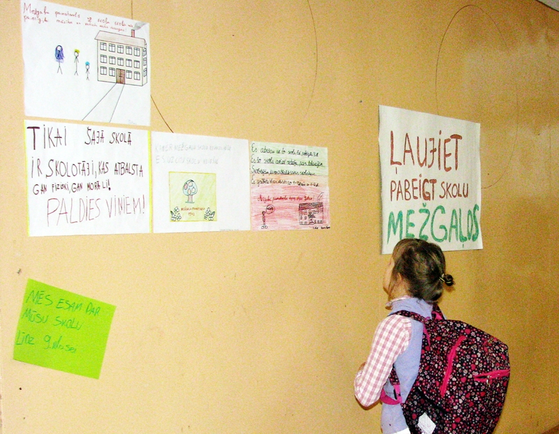 Mežgaļu pamatskolas audzēkņu vecāku un bērnu noformētajos plakātos pausta attieksme pret iecerēto reformu. 
Autors:  Vilnis Auzāns