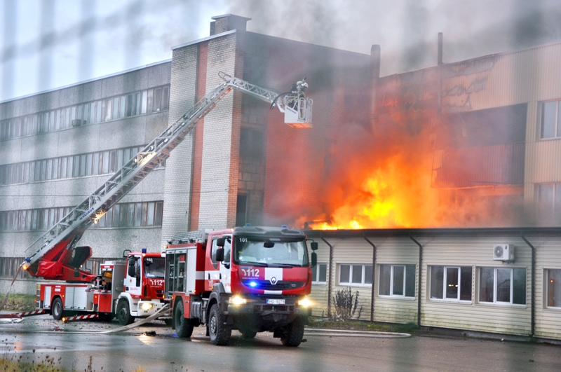 Vecumniekos bijušās dzelzsbetona konstrukciju rūpnīcas teritorijā ierīkotajā malkas ražotnē izcēlās milzīgs ugunsgrēks.
Autors: Žanna Zālīte