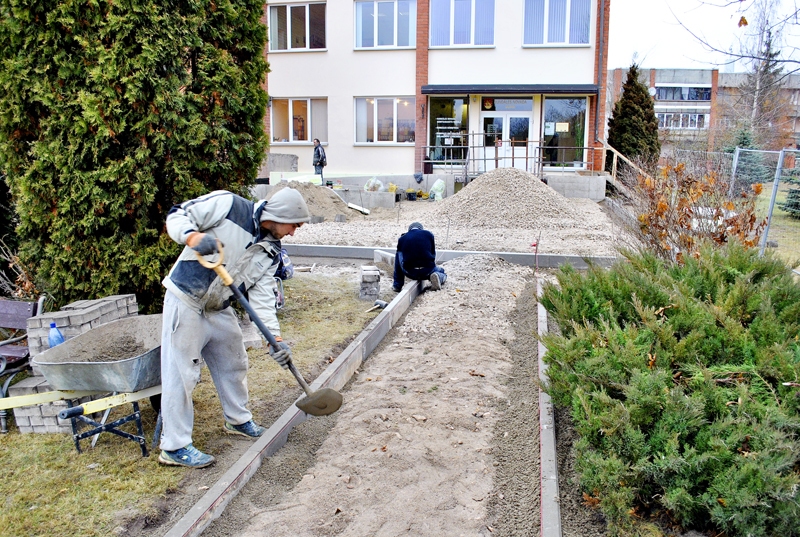 Pašlaik pie novada domes administrācijas ēkas notiek būvdarbi, lai ierīkotu uzbrauktuvi pieejamības nodrošināšanai cilvēkiem ar īpašām vajadzībām.
Autors: Ivars Bogdanovs