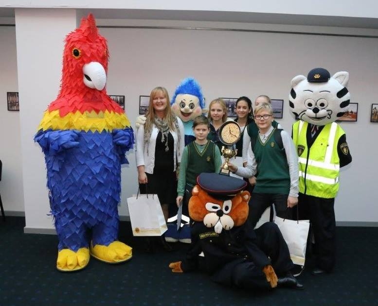 Konkursa «Esi drošs – neesi pārdrošs» titula «Visdrošākā klase 2015» ieguvēji – Bauskas Valsts ģimnāzijas 7. klases audzēkņi Adriana Jonase, Krista Saliete, Ligija Kampuse, Artūrs Macpans un Kristers Rainers Burmass, kā arī klases audzinātāja Solvita Lauzēja.
Autors: no Iekšlietu ministrijas arhīva