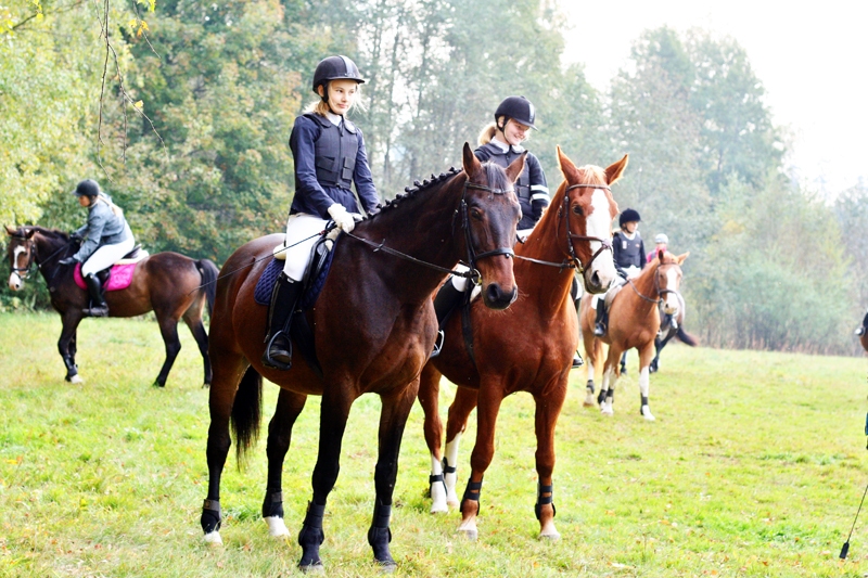 «Drostalu» jātnieces ar zirgiem iesildās pirms sacensībām.
Autors: no «Bauskas Dzīves» arhīva