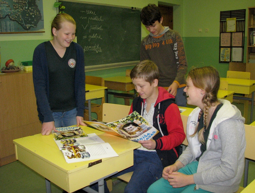 Mežgaļu pamatskolas 6. klases audzēkņi Marta Pātaga (no kreisās), Reinis Briedis, Megija Purviņa un Niklāvs Strazdiņš (otrajā rindā) pārskata Kārļa Skalbes pasaku grāmatas. 
Autors: Vilnis Auzāns