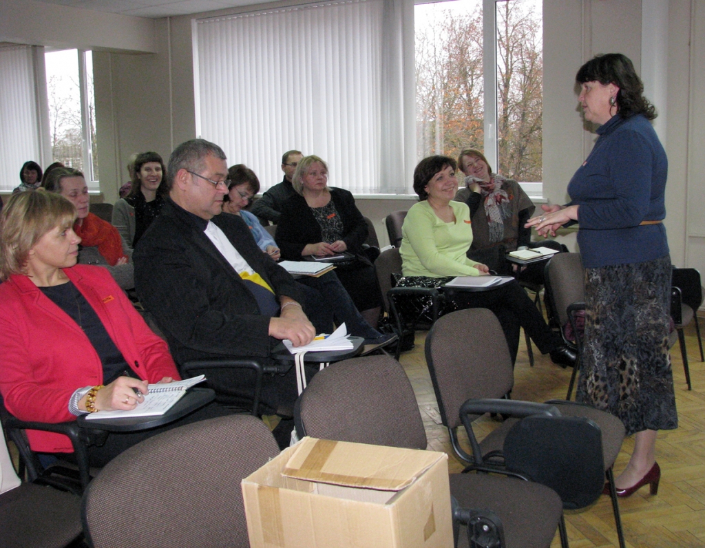 Gidu kursu pirmo nodarbību Bauskā vada Talsu tūrisma informācijas centra direktore Inese Roze. 
Autors: Vilnis Auzāns