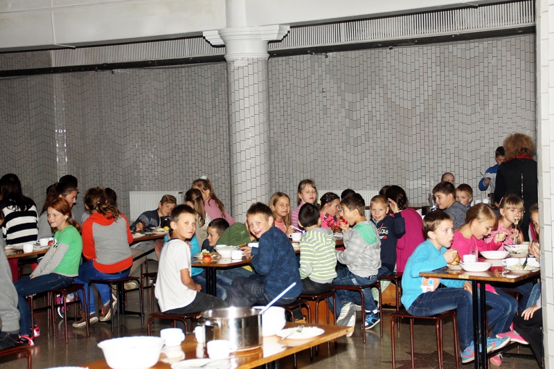 Uzvaras vidusskolas audzēkņi vēlētos vairāk sāls pie ēdieniem, bet to liedz valstī ieviestie noteikumi.
Autors: Uldis Varnevičs