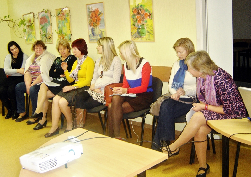 Eleonora Maisaka (no labās), uzņēmējdarbības atbalsta grupas iniciatore, aicināja atklāt iespaidus par pagastos redzēto.
Autors: no LLKC albuma.