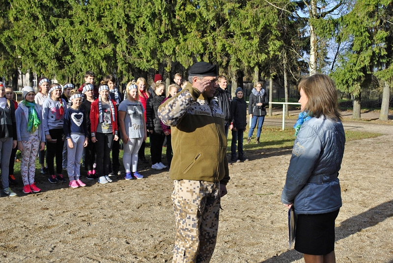 Par skolēnu gatavību ierindas skatei direktorei Solvitai Putelei ziņo skolas jaunsargu vadītājs Jānis Ārmanis. 
Autors: Ivars Bogdanovs