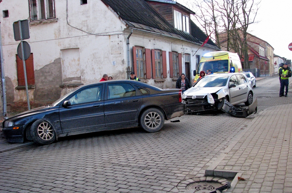 Avārijā Plūdoņa un Kalēju ielas krustojumā sadūrušies automobiļi «Volvo» un «VW». 
Autors: Vilnis Auzāns