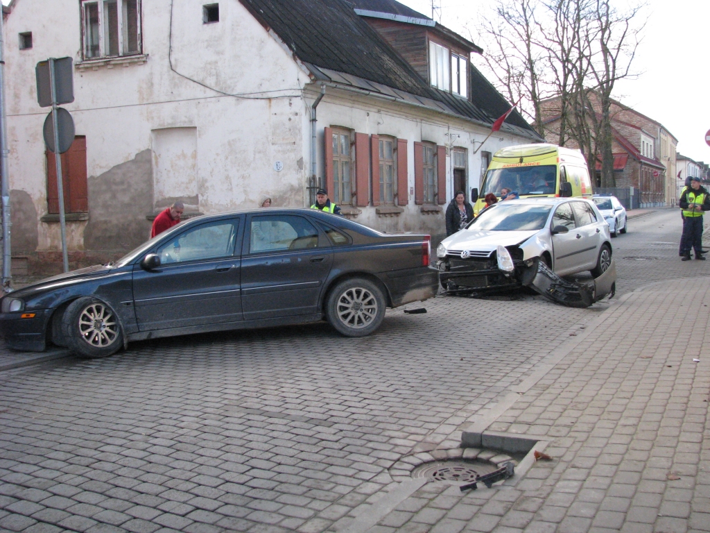 Bauskā, Plūdoņa un Kalēju ielas krustojumā, ceļu satiksmes negadījumā bojāti divi transporta līdzekļi. 
Autors: Vilnis Auzāns
