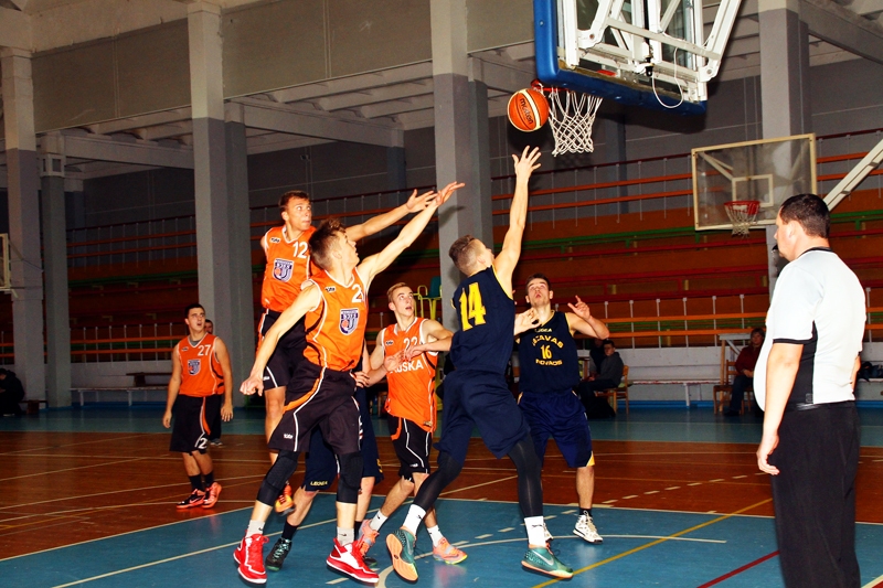 «Bauskas» basketbolisti (oranžajos tērpos) cenšas apturēt «Iecavas/Dartijas» spēlētāja Gintera Plukasa uzbrukumu.
Autors: Uldis Varnevičs