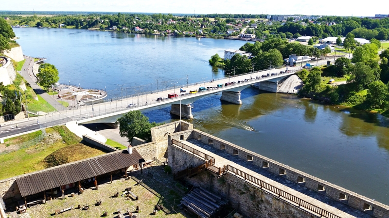 Skats no Narvas cietokšņa uz robežtiltu un Ivangorodu Krievijā.
Autors: no personiskā arhīva