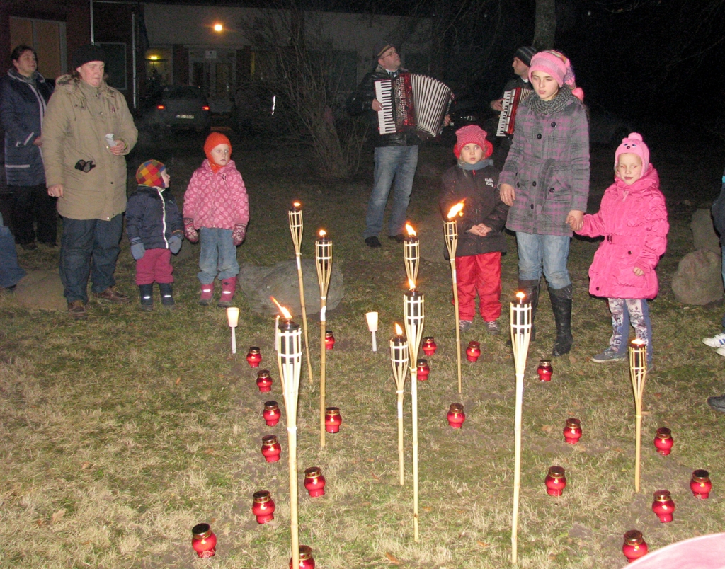 Pie pagasta pārvaldes bija izveidota Latvijas kontūra, kuru sanākušie izrotāja ar svecītēm un lāpām.
Autors: Vilnis Auzāns