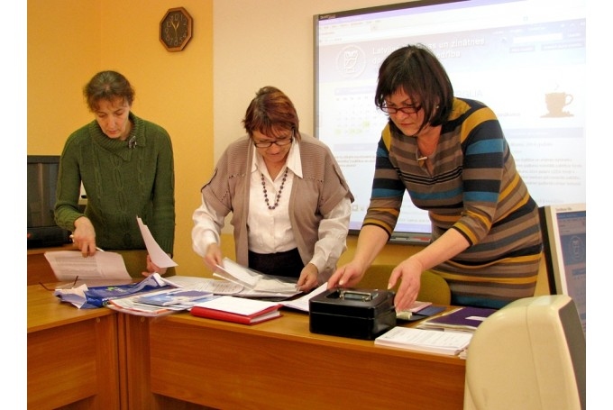 Latvijas Izglītības un zinātnes darbinieku arodbiedrības Bauskas starpnovadu arodorganizācijas vadītāja Māra Graudiņa (no labās).
Autors: No arhīva.