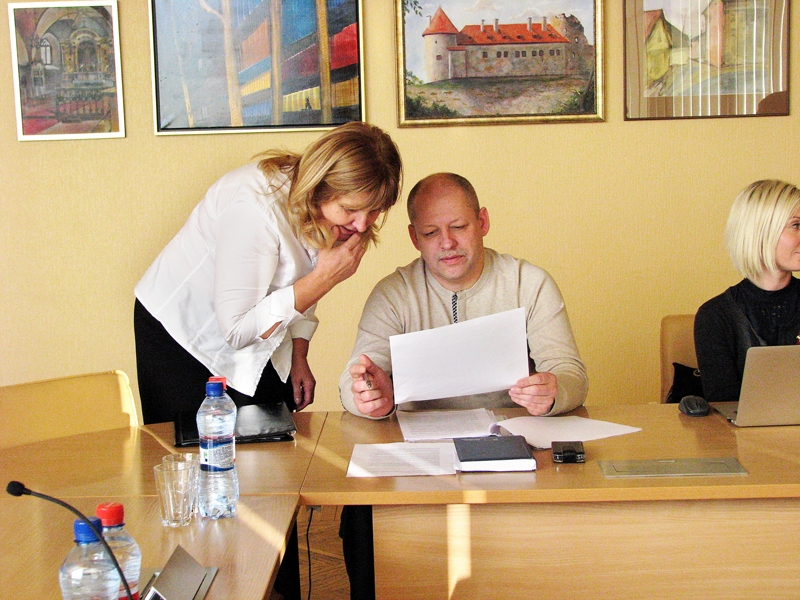 Bauskas novada domes izglītības, kultūras un sporta lietu komitejas sēdē visasākās diskusijas izvērtās starp izglītības nodaļas vadītāju Māru Bauvari un deputātu Aleksandru Novicki. 
Autors: Vilnis Auzāns