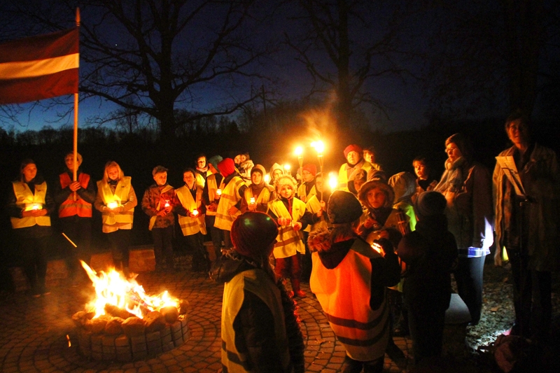 Stelpieši Lāčplēša dienas pasākumā pulcējas pie ugunskura. 
Autors: Uldis Varnevičs