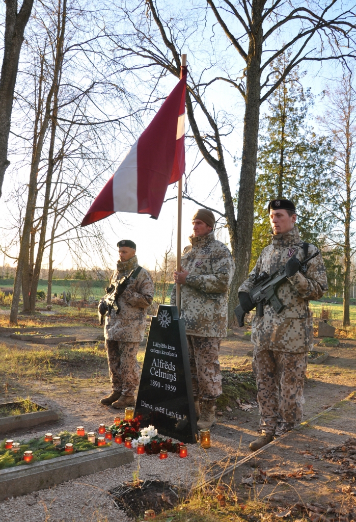 Lāčplēša Kara ordeņa kavalierim Alfrēdam Celmiņam viņa atdusas vietā godu atdod zemessargi no Valles Mareks Skosa (no kreisās), Guntis Ārents un Rolands Salgrāvis.

Autors: Žanna Zālīte