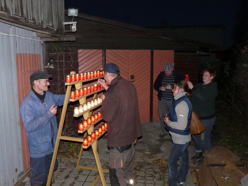 Svecīšu sienas veidošanā piedalījās vairāki brīvprātīgie palīgi.
Autors: No albuma.