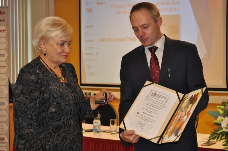 Biruta Grantiņa saņem apbalvojumu no Latvijas Vieglatlētikas savienības priekšsēdētāja Gunta Zālīša. 
Autors: lat-athletics.lv/