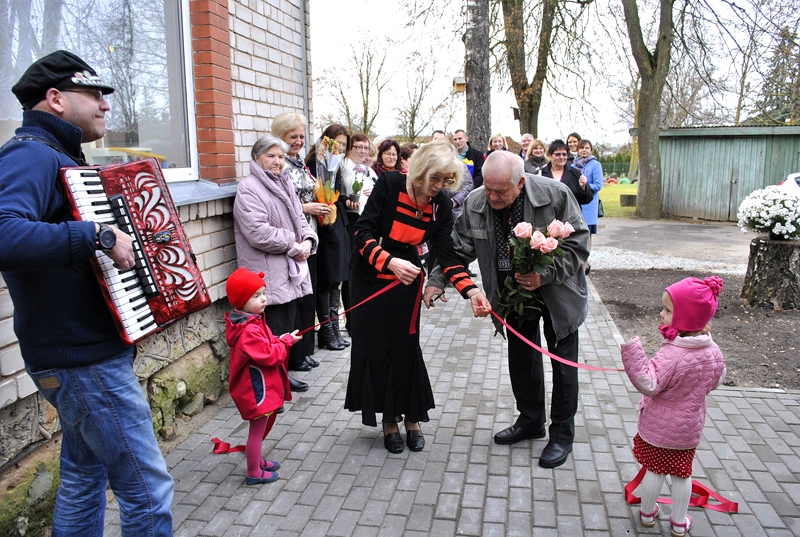 Ceraukstes pagasta Mūsas bibliotēkas jauno telpu atklāšanā lenti pārgriež bibliotēkas vadītāja Ruta Dubinska un novada domes priekšsēdētāja vietnieks Alvis Feldmanis.
Autors: Ivars Bogdanovs
