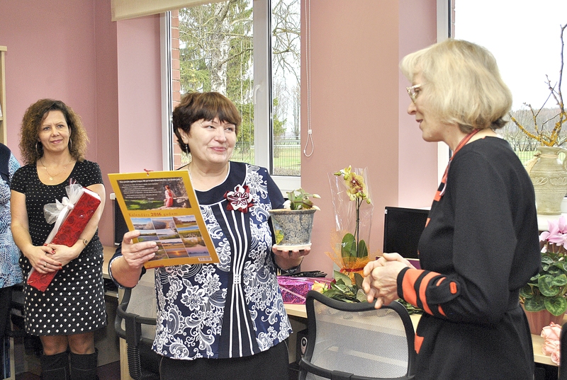 Rutai Dubinskai (no labās) dāvanu pasniedz Ceraukstes bibliotēkas vadītāja Valentīna Tarvide.
Autors: Ivars Bogdanovs