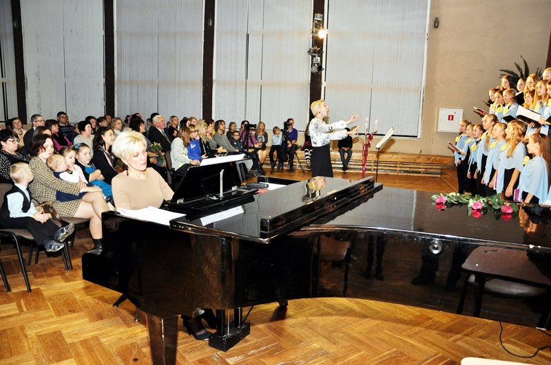 Bauskas pamatskolas koristi Misā dzied diriģentes Ilzes Žubēres vadībā. Pie klavierēm – Evija Kārkliņa. 
Autors: Žanna Zālīte